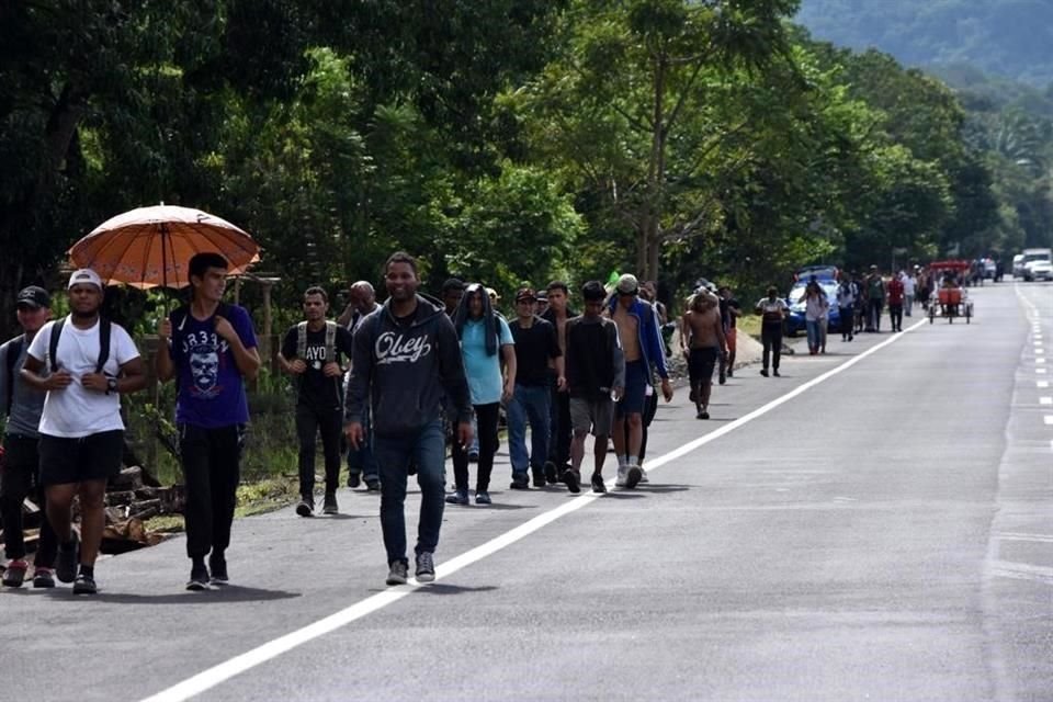 Venezolanos viajan desde Chiapas a EU.