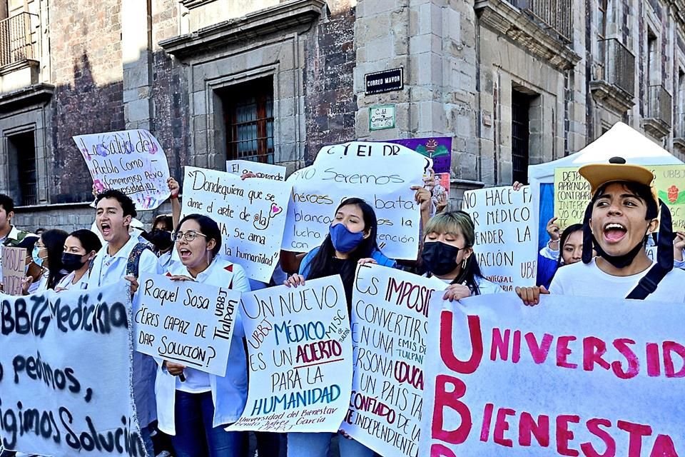 El jueves los estudiantes protestaron en Palacio Nacional.