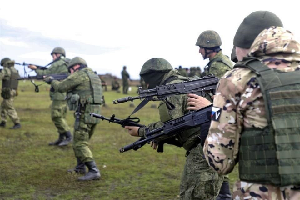 El Ministerio de Defensa ruso inform que dos voluntarios de un pas ex sovitico dispararon contra soldados en un campo militar, matando a 11 e hiriendo a 15.