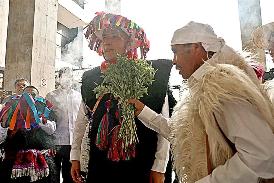 De gira por Chiapas, el titular de Segob acudió al Congreso local; previo a su ingreso, indígenas tsotsiles de Chenalhó lo ataviaron con un traje tradicional, le dieron bastón de mando y le practicaron una 'limpia'. 