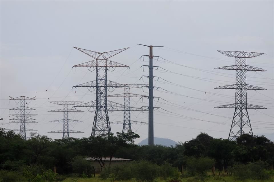 El mismo AMLO pidió a la Corte resolver en definitiva amparos de empresas privadas en contra de la Ley Eléctrica. 