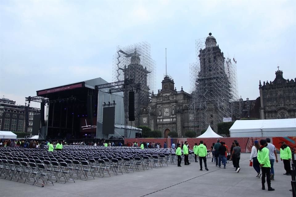 Alrededor de las 17:30 hrs comenzaron a entrar los asistentes para ocupar los primeros lugares en el concierto de Joan Manuel Serrat.