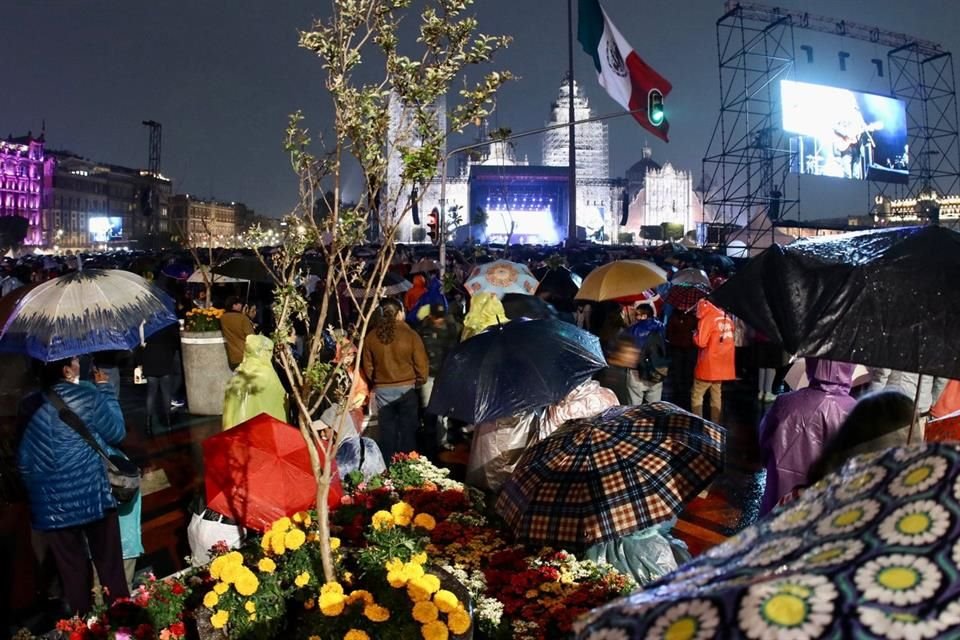 Con paraguas e impermeables, capitalinos disfrutaron el concierto de Joan Manuel Serrat.