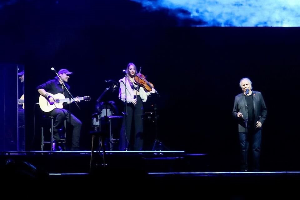 Joan Manuel Serrat abrió su concierto a las 20:00 hrs.