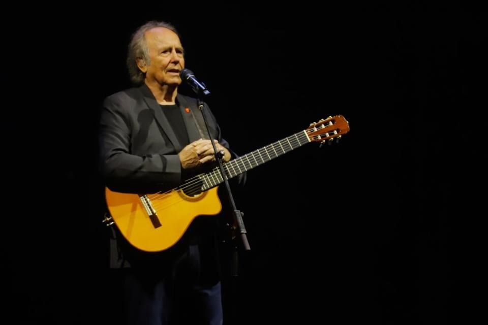 El cantautor Joan Manuel Serrat se presentó en el Zócalo de la Ciudad de México para interpretar sus mayores éxitos, pese a la lluvia.