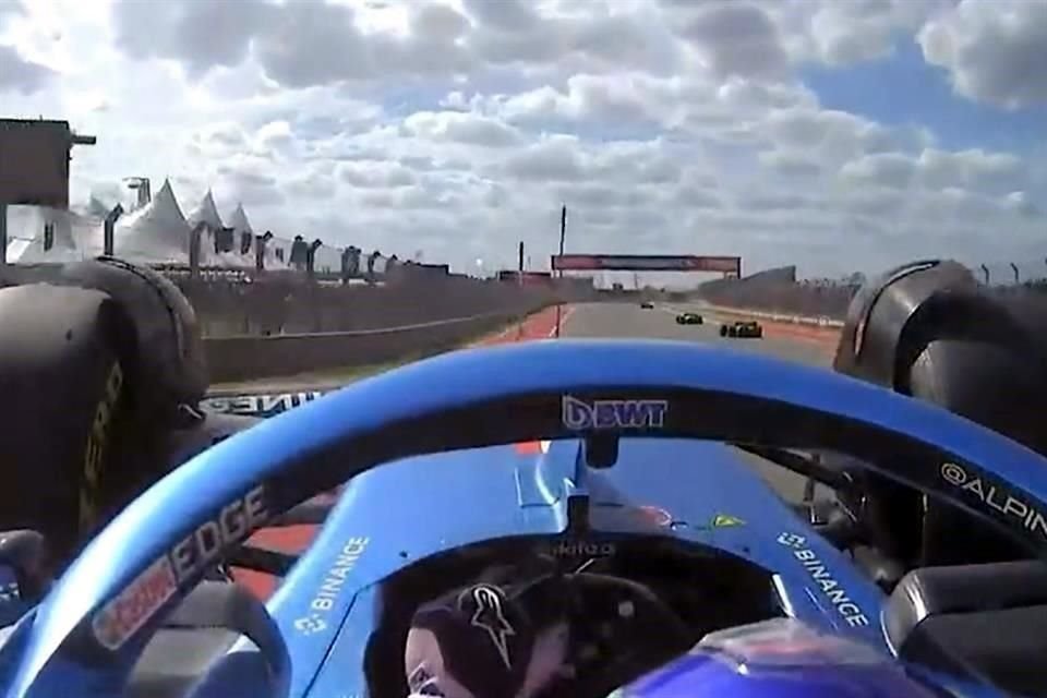 Tras el impacto, la parte delantera del auto de Fernando Alonso se levantó de esta manera.