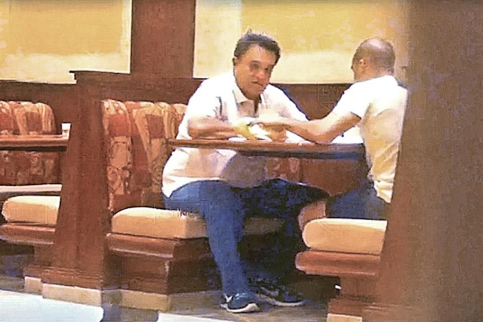 Pio López Obrador, hermano del Presidente, fue exhibido recibiendo dinero de David León, colaborador del entonces Gobernador de Chiapas, Manuel Velasco.