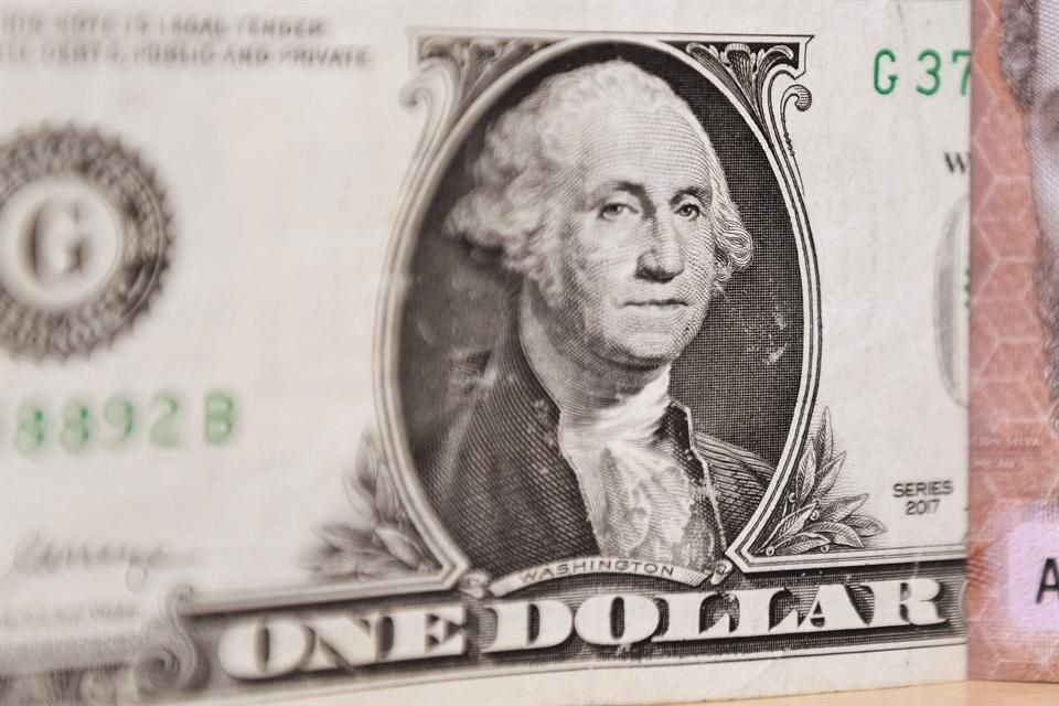 El dólar cerró el lunes en 18.67 pesos.