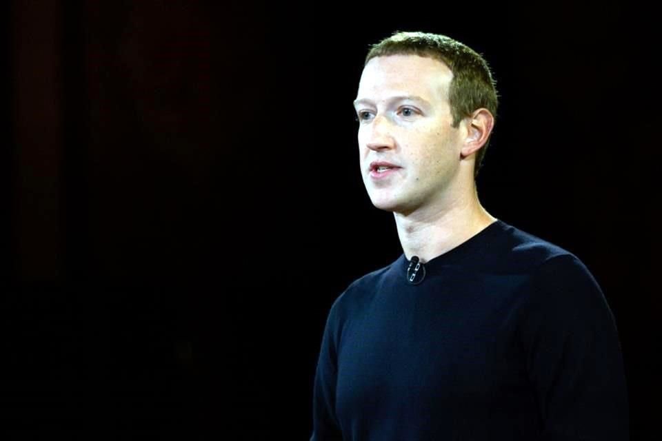 En una llamada con inversionistas, Mark Zuckerberg, que pasó el año pasado prometiendo un futuro lejano en un mundo digital llamado metaverso, se centró más en los problemas inmediatos de la compañía.