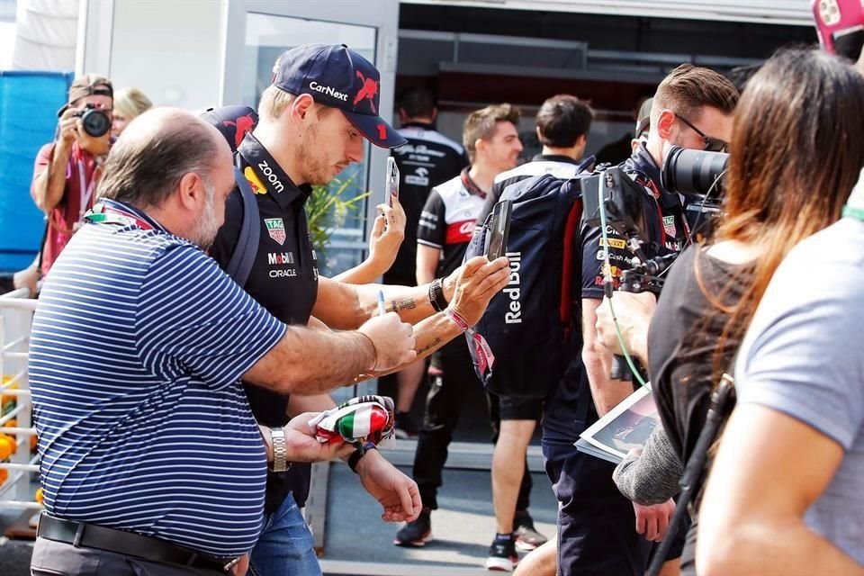 El bicampeón de la F1 llegó al AHR y de inmediato fue buscado por los fans.