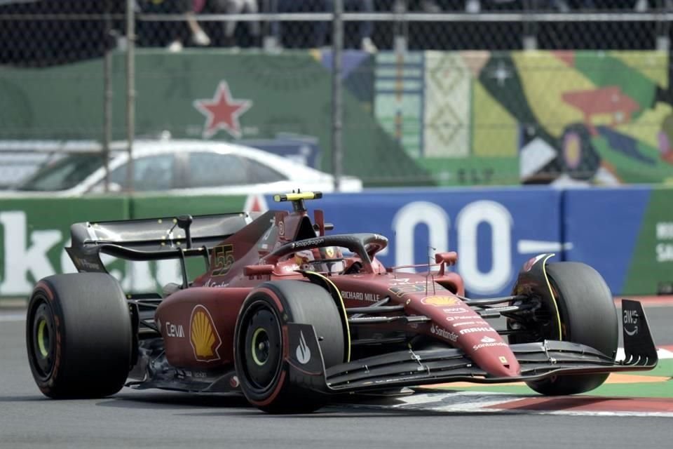 Carlos Sainz marcó el mejor tiempo en la P1.