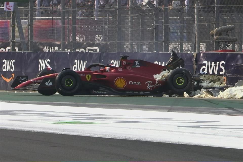 Charles Leclerc estrelló su Ferrari contra el muro de contención.