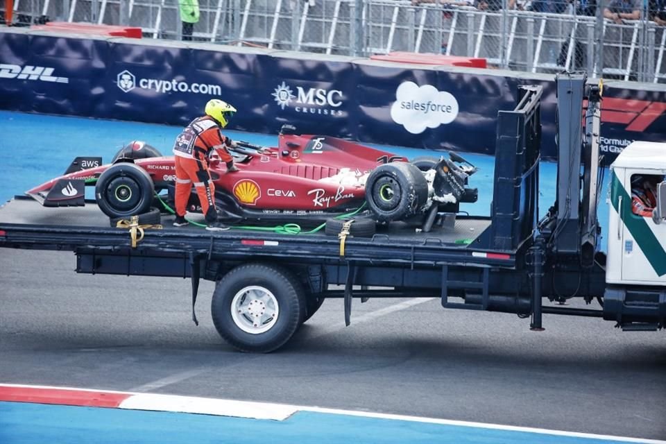 El auto de Charles Leclerc tuvo que ser retirado tras el choque con el muro de contención.