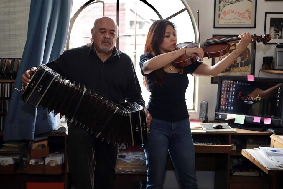 El bandoneonista César Olguín y la violista Astrid Cruz unen su talento en Tango Mortale.