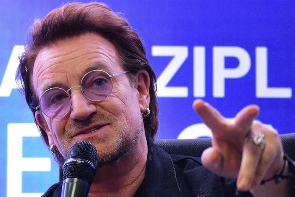 Bono de U2 publicó el libro de sus memorias, donde narra su crecimiento personal hasta convertirse en el líder de la banda.