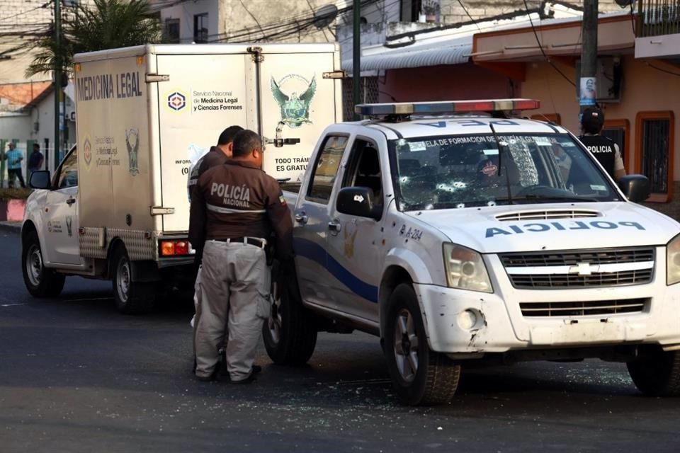 La Polica de Ecuador trabaja en la escena del crimen donde fueron atacados varios agentes.