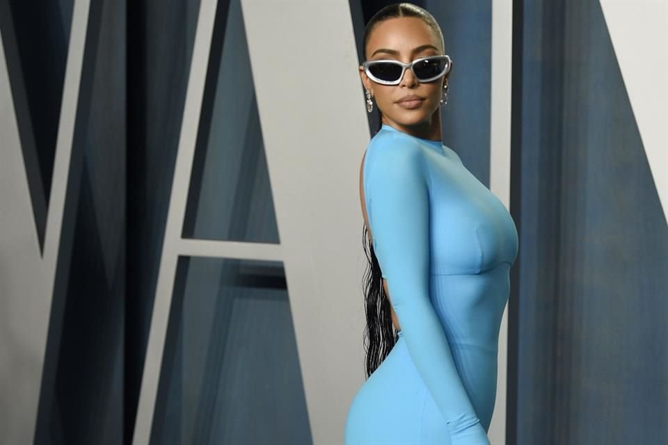 Kim Kardashian lanzó un vestido llamado 'Smooth Lounge Low Back Keyhole' el cual ha causado polémica por tener un escote en el trasero.