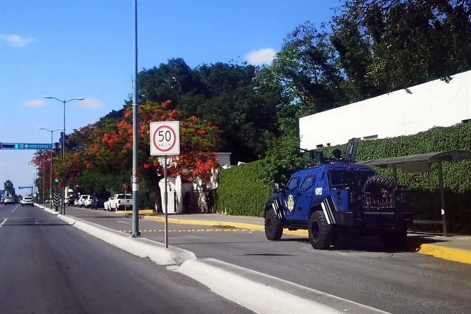 Elementos y patrullas reforzaron desde ayer al mediodía la seguridad de casa de Gobierno, donde se dijo estaba el Mandatario Francisco García Cabeza de Vaca.
