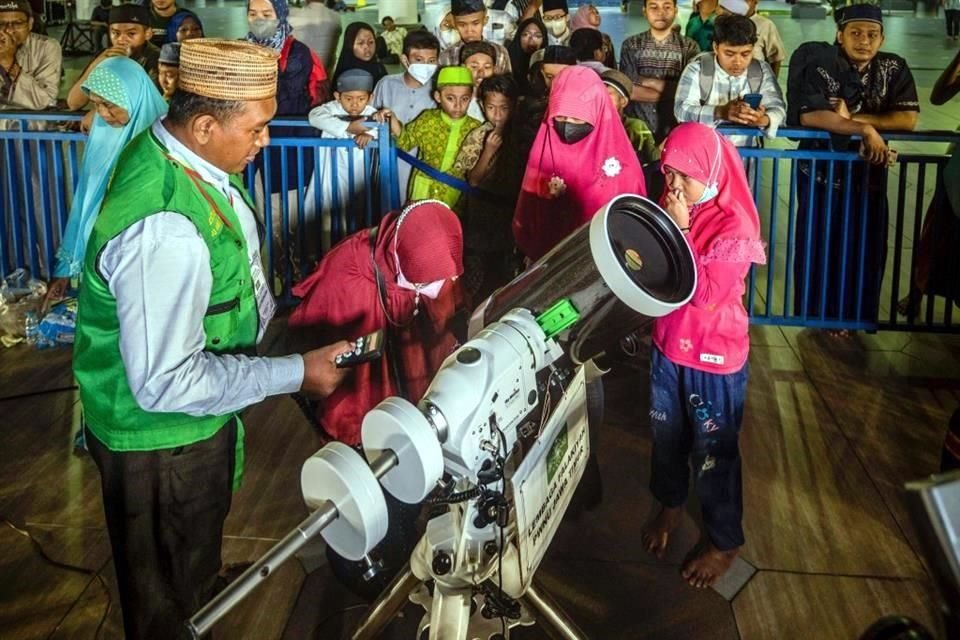 En diversos países del mundo, se organizaron observaciones del fenómeno astronómico. En esta imagen, niños de Indonesia hacen fila para observar el eclipse.