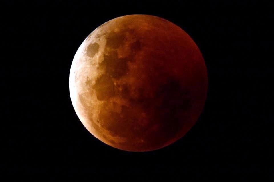 El eclipse total de Luna duró casi seis horas, pero la fase total casi una hora y media. Esta imagen fue tomada cerca de Melbourne, Australia.