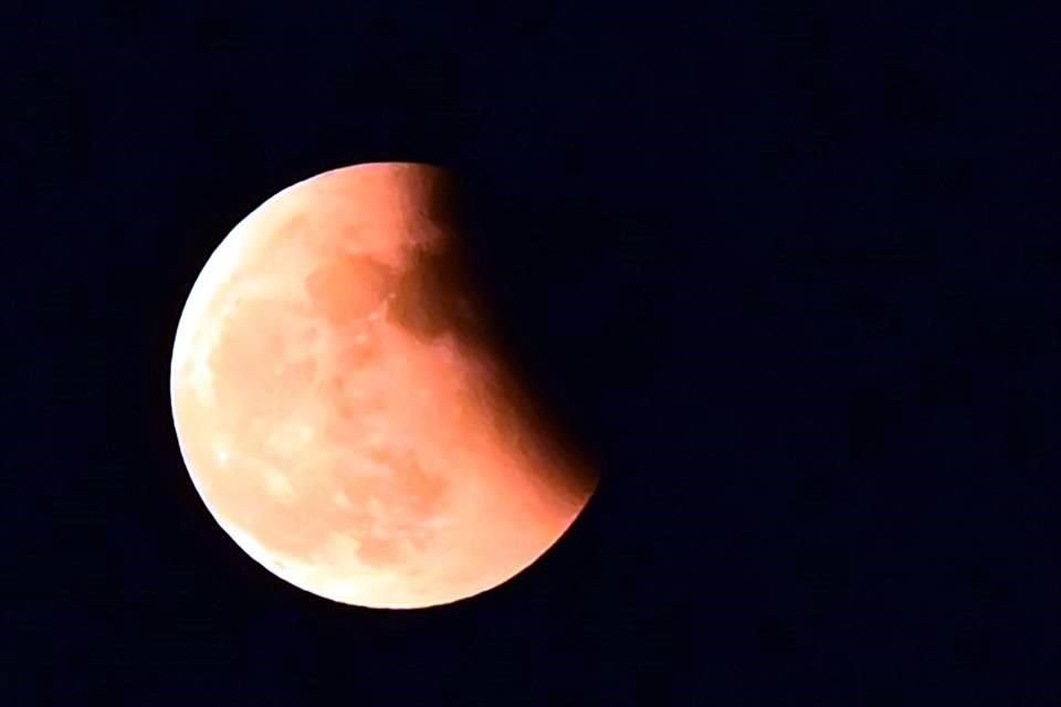 Por el tono rojizo que adquiere el satélite natural, le han llamado 'Luna de sangre', pero el astrónomo Pablo Lonnie Pacheco advierte que el término correcto es eclipse total de Luna.