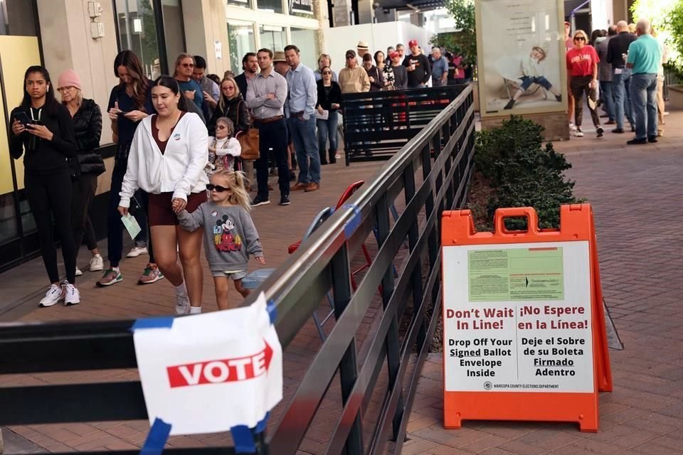 Votantes hacen fila en Arizona para sufragar en las elecciones de este martes.