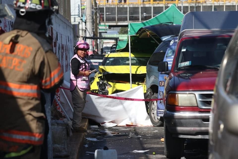 Un menor de edad murió al ser arrollado por el conductor de un automóvil que se estrelló contra el puesto semifijo en el que se encontraba con sus padres, en Ecatepec.
