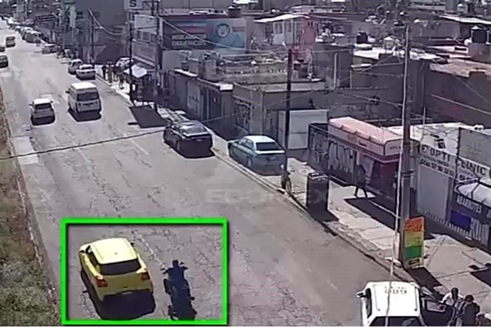Una cámara captó cuando el vehículo impacta al motociclista y fuera de control se va contra los puestos y peatones. 