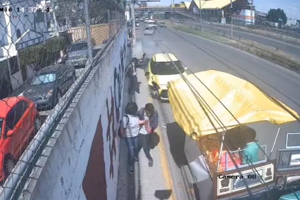 El conductor del auto amarillo escapó luego de provocar el accidente y embestir varios puestos y a peatones.