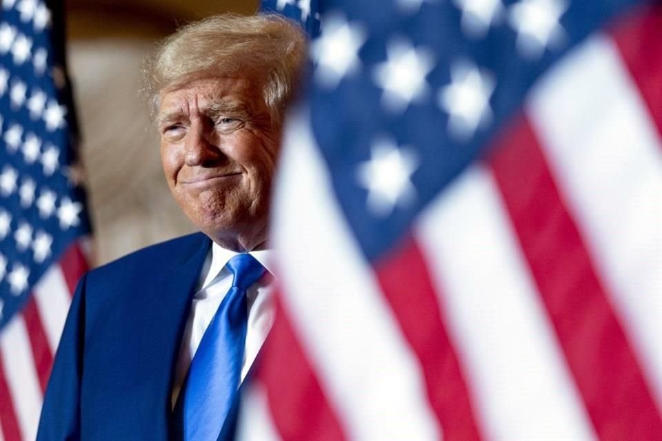 El ex Presidente Donald Trump se prepara para subir al escenario en Mar-a-Lago, en el día de las elecciones intermedias de Estados Unidos, el martes 8 de noviembre.
