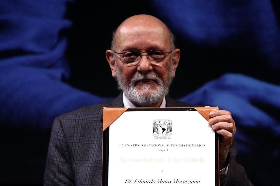 La UNAM le entregó a Eduardo Matos Moctezuma el Reconocimiento Universitario, un prestigioso galardón destinado para las personas e instituciones con aportaciones trascendentales a la cultura.