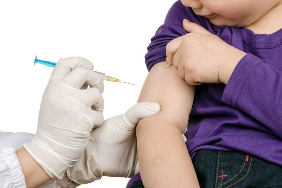 Reforzar los esquemas de vacunación en niñas y niños es fundamental para frenar un rebrote de sarampión, señala la infectóloga pediatra costarricense María Luisa Ávila Agüero.