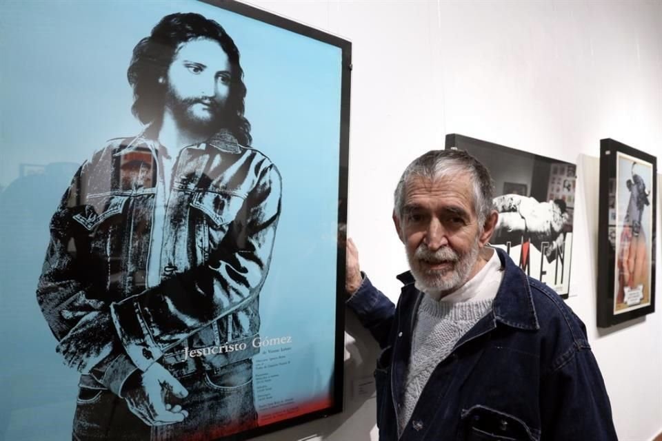 El diseñador con el Jescuristo que concibió para el cartel de 'Jesucristo Gómez', de Vicente Leñero.