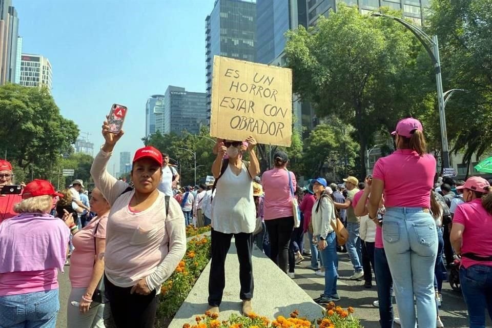 Tambin en la Ciudad de Mxico, algunos manifestantes expresaron su rechazo al Mandatario.