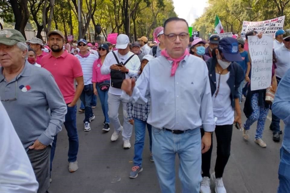 El senador del Grupo Plural y ex funcionario del Gobierno de Lpez Obrador, Germn Martnez, tambin march.