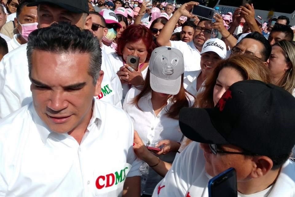 Alejandro Moreno, dirigente nacional del PRI, encabez al grupo de priistas que se hizo presente en la marcha para defender al rgano electoral.