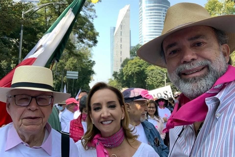 Entre los polticos y figuras pblicas que se movilizaron este domingo en defensa del INE estn el exrector de la UNAM, Jos Narro, y la senadora priista Claudia Ruiz Massieu.