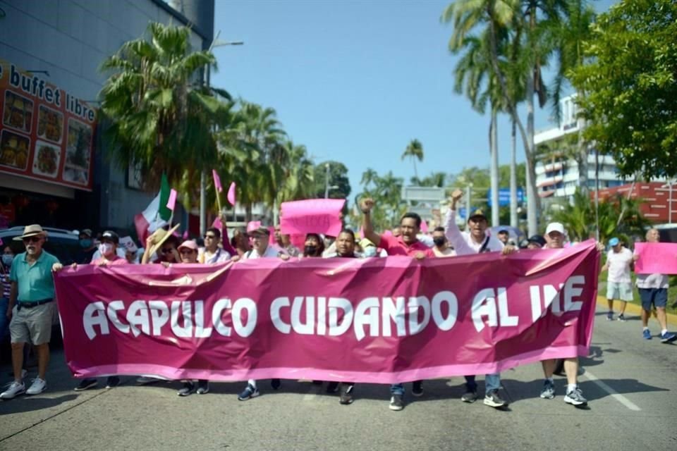 En el interior de la Repblica tambin se march en defensa del INE, como en Acapulco, donde varios cientos de  personas marcharon del asta bandera a la glorieta de la Diana.