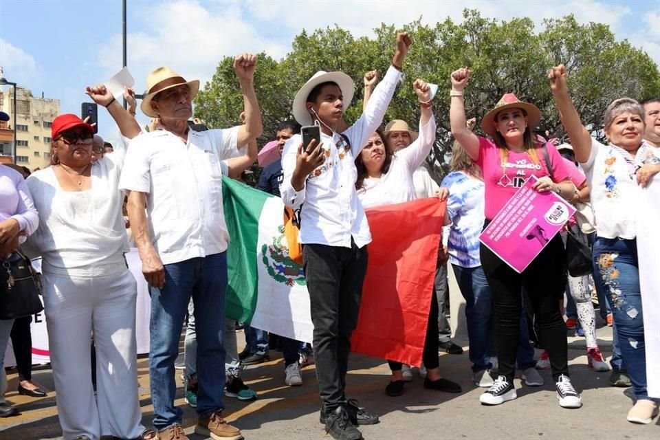 Ciudadanos, polticos y empresarios locales de Tuxtla Gutirrez, San Cristbal de las Casas, Berriozabal y Comitn, en el estado de Chiapas, tambin marcharon este domingo.