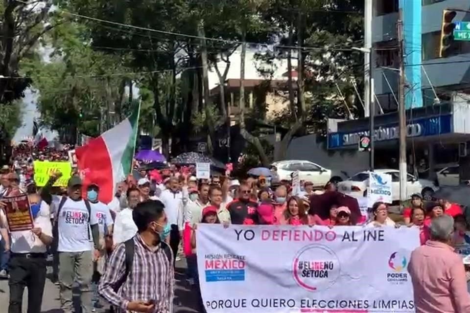 Cientos de personas participaron la maana de este domingo en la marcha en defensa del INE en Xalapa, Veracruz. Otro contingente se moviliz en el puerto de Veracruz.