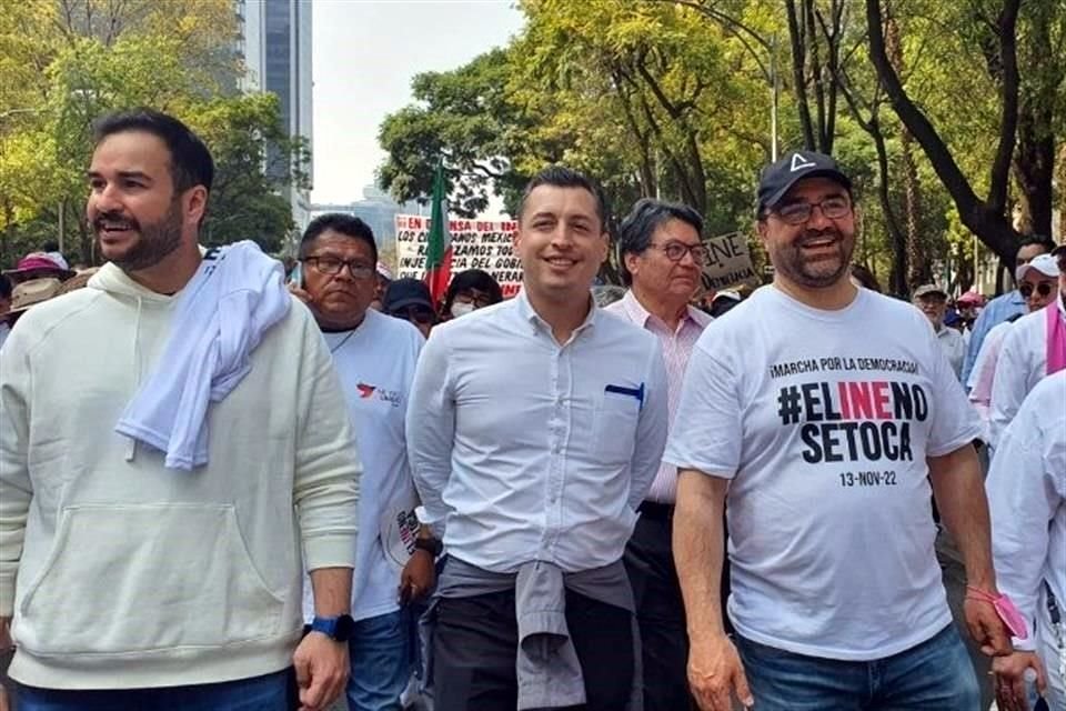 Luis Donaldo Colosio Riojas, Alcalde de Monterrey (MC), y el senador Emilio lvarez Icaza marcharon junto en la CDMX.