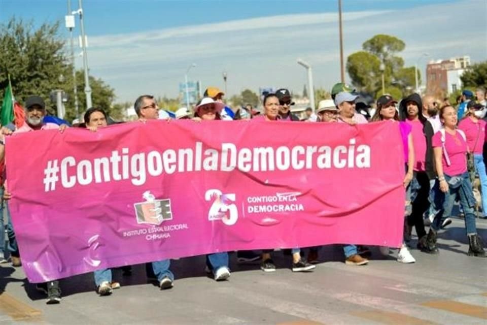 Ciudadanos marcharon a favor del INE en Chihuahua capital, tal como ocurrió este domingo en otras ciudades del País.