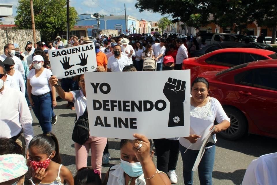Unas quinientas personas, incluyendo a líderes del PRI, PRD y Frente Cívico, y algunos empresarios locales, realizaron una marcha en defensa del INE en Campeche capital.