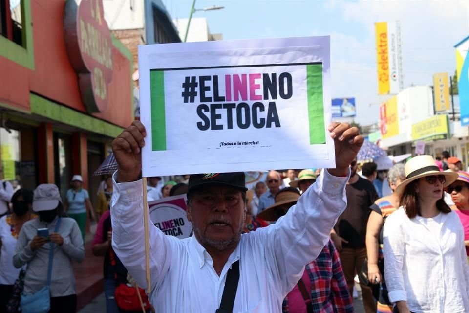 Alrededor de unas 500 personas, entre ciudadanos, militantes políticos y empresarios locales de Tuxtla Gutiérrez, San Cristóbal de las Casas, Berriozabal y Comitán, en Chiapas, marcharon por el INE.