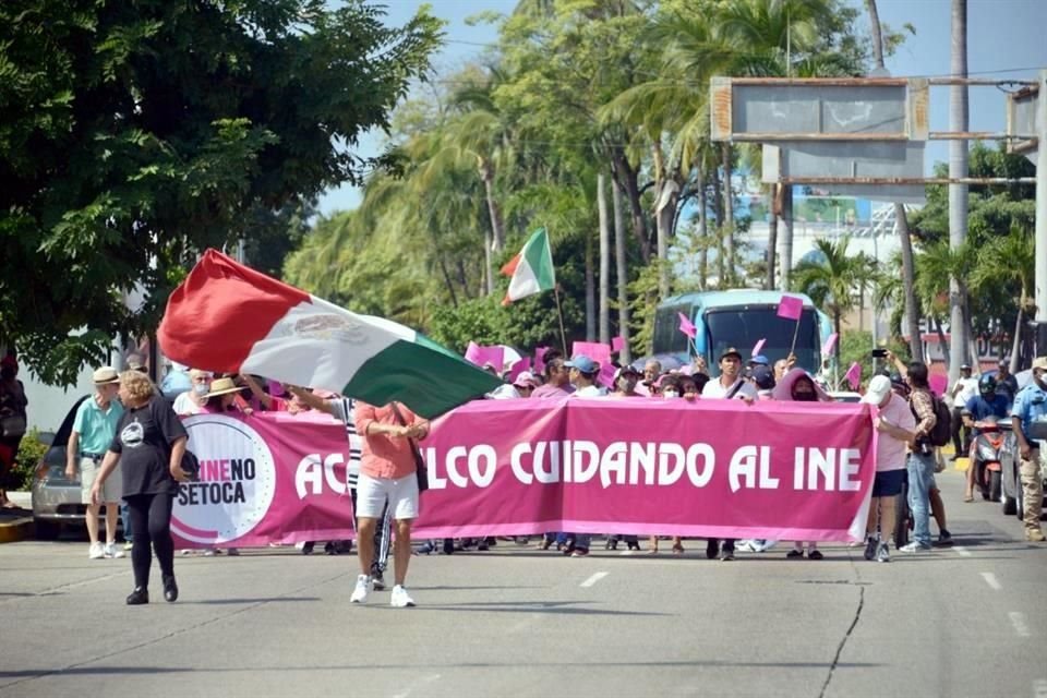 Cuatrocientas personas marcharon en Acapulco, Guerrero, en apoyo al INE. La marcha inició del asta bandera a la Glorieta de la Diana, donde hubo un mitin.