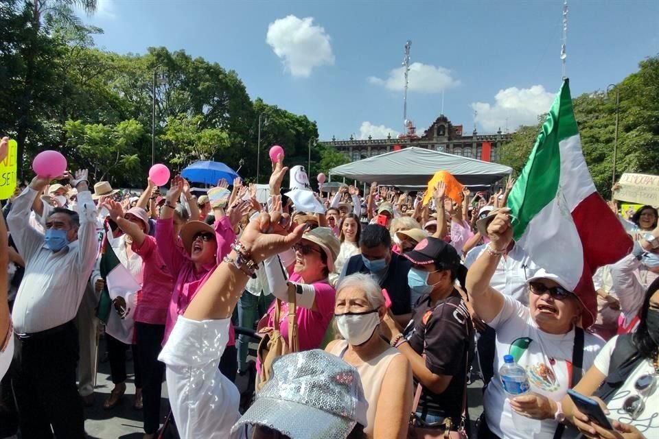 Miles de ciudadanos marcharon por calles de Cuernavaca, Morelos, en apoyo al INE y en contra de la reforma político-electoral del Presidente López Obrador.