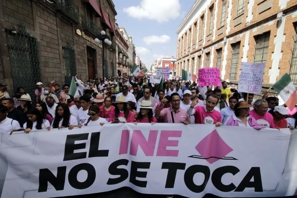 Miles de personas también acudieron a la zona centro de Puebla capital para gritar, como en otras ciudades: '¡El INE no se toca!'.
