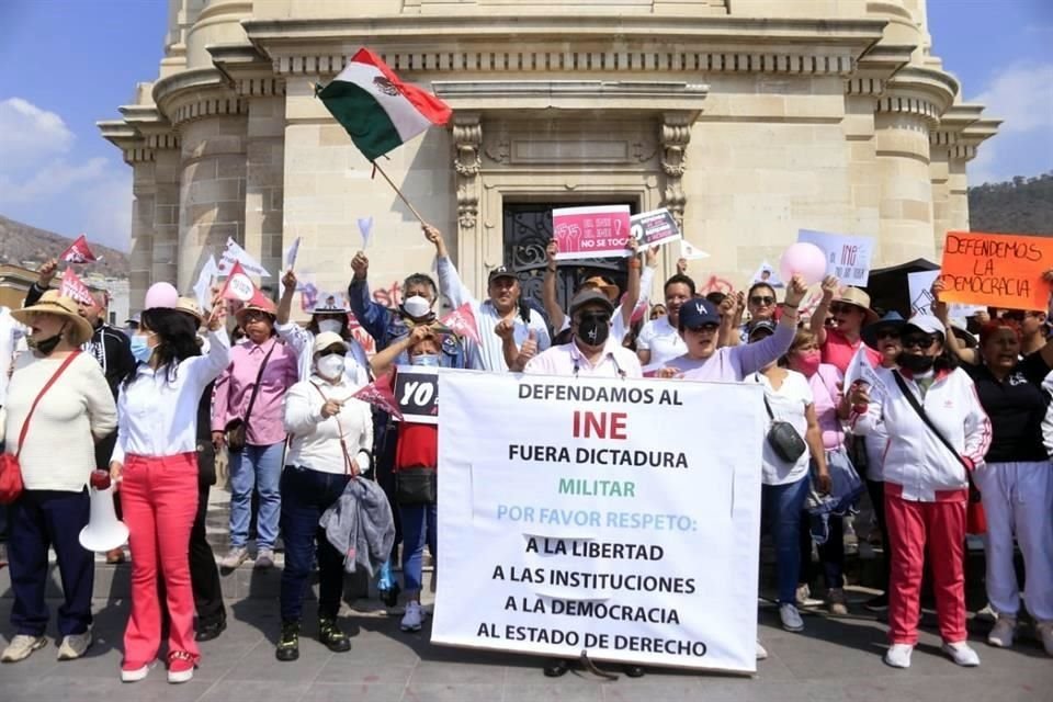 La manifestación a favor del INE en Hidalgo se realizó en Pachuca capital, donde desplegaron pancartas y realizaron gritos a favor del órgano electoral.