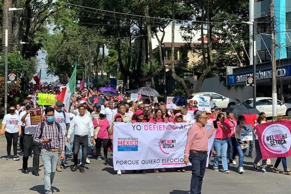 Cientos de personas participaron en Xalapa, Veracruz, así como en el puerto veracruzano y en Córdoba también como parte del apoyo a favor del INE.