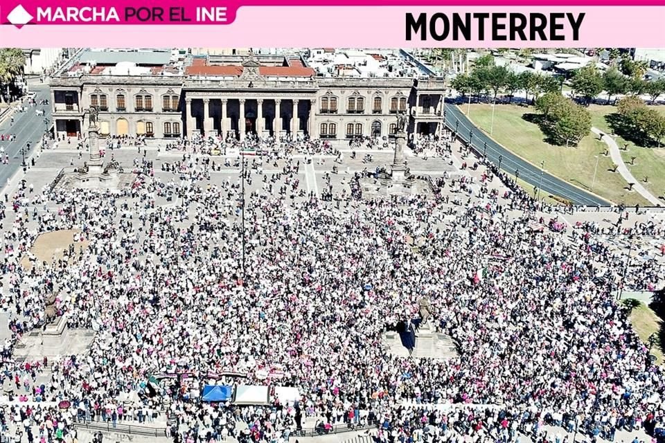 La marcha en defensa del INE también se efectuó en Monterrey.